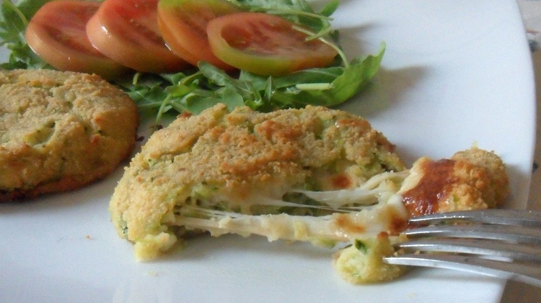 Hamburger di zucchine con cuore filante Hamburger di zucchine con cuore filante