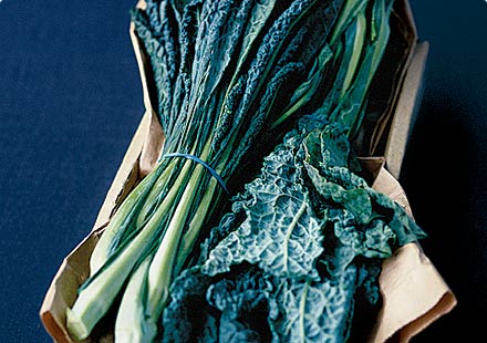 Chips di cavolo nero e papavero accompagnato da una mousse al gorgonzola Chips di cavolo nero e papavero accompagnato da una mousse al gorgonzola