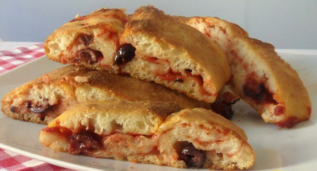 Strudel di pizza con olive Strudel di pizza con olive